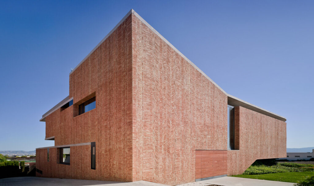 VIVIENDA REVESTIDA EN LADRILLO DE VALENTIN ARTESANAL POR EL ARQUITECTO VICENTE MARTINEZ GADEA.