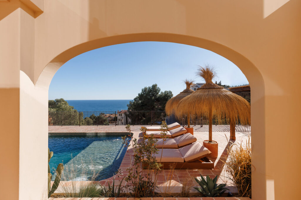 PISCINA CON BALDOSAS DE BARRO COCIDO 15X30 CM.