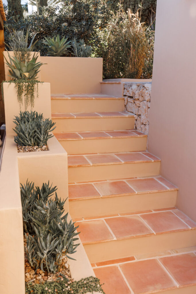 DETALLE ESCALERAS CON BALDOSAS MANUALES DE BARRO COCIDO 30X30 CM.