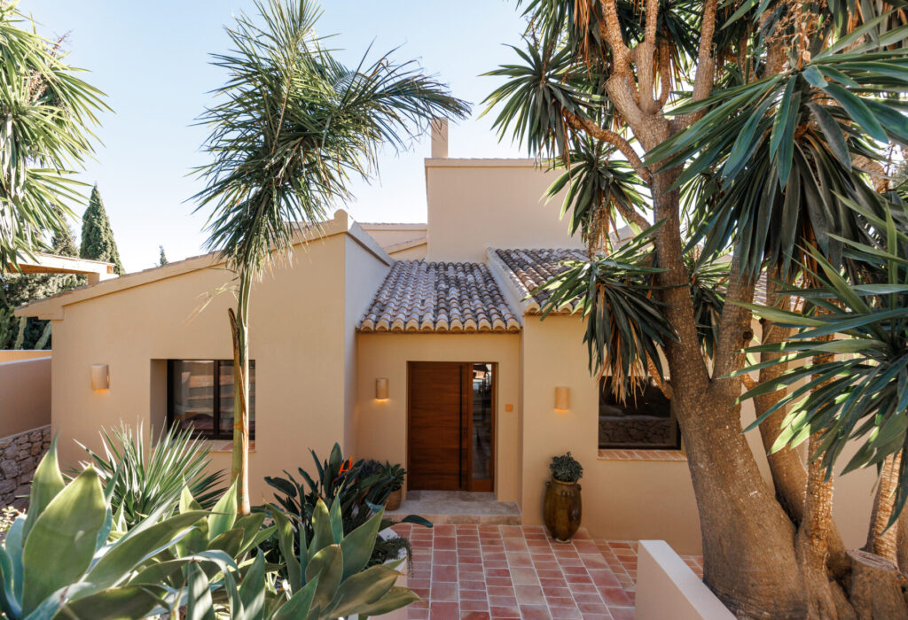 CASA EN EL MEDITERRÁNEO CON SUELOS DE BARRO COCIDO.