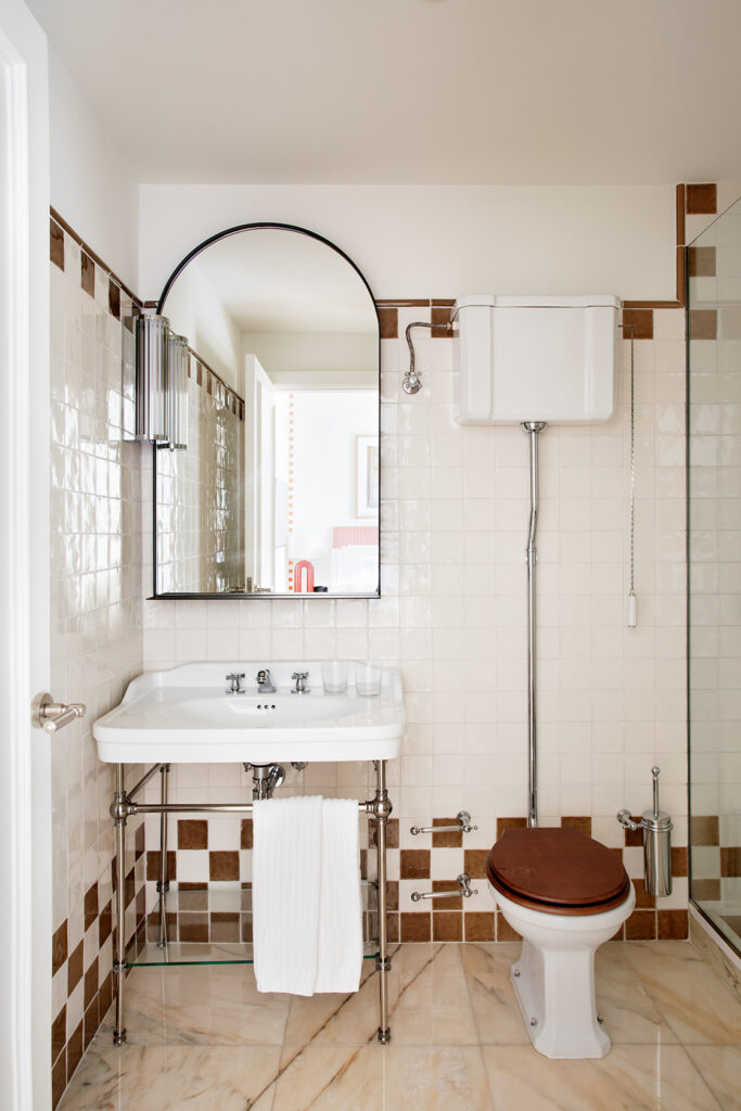 BAÑO DECORADO CON AZULEJOS RÚSTICOS 10X10 CM.
