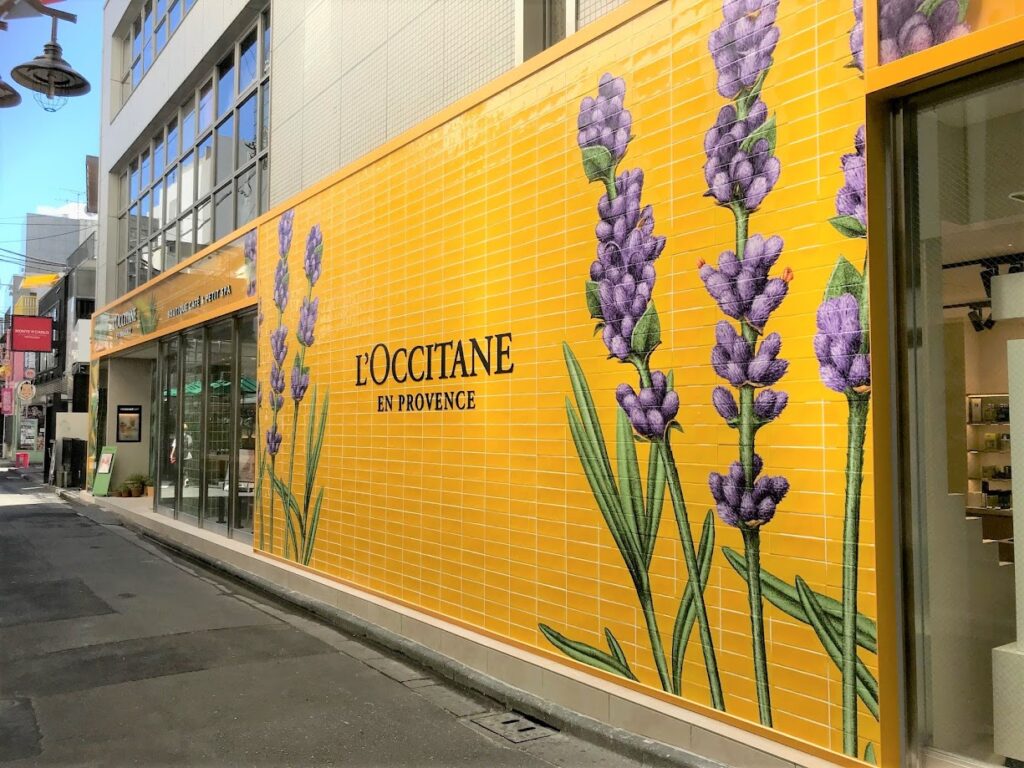 L´OCCITANE TOKIO JAPÓN. AZULEJOS RÚSTICOS 10X30 CM.